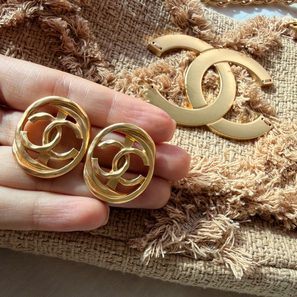✨Vintage Chanel Gold-Tone CC Earrings✨ - Picture 7 of 13